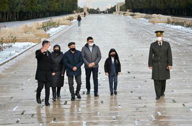 Şehit Olmadan Önce Sn. Bakanımız Hulusi Akar'a "Sözümü Tuttum" Mesajı Gönderen Azerbaycanlı Şehit Üsteğmen Valeh Memiyev'in Ailesi Anıtkabir'i Ziyaret Etti